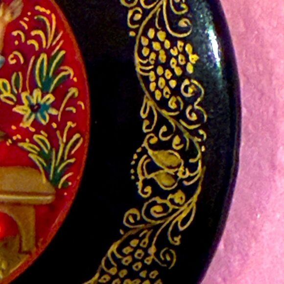 Vintage Russian laquer romantic couple hand painted brooch signed 2” diameter - Picture 3 of 7